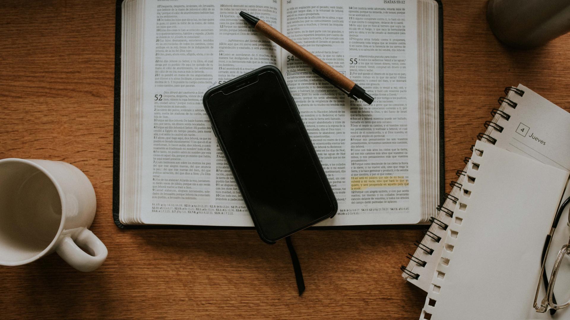 ¿Biblia física o Biblia en el teléfono?