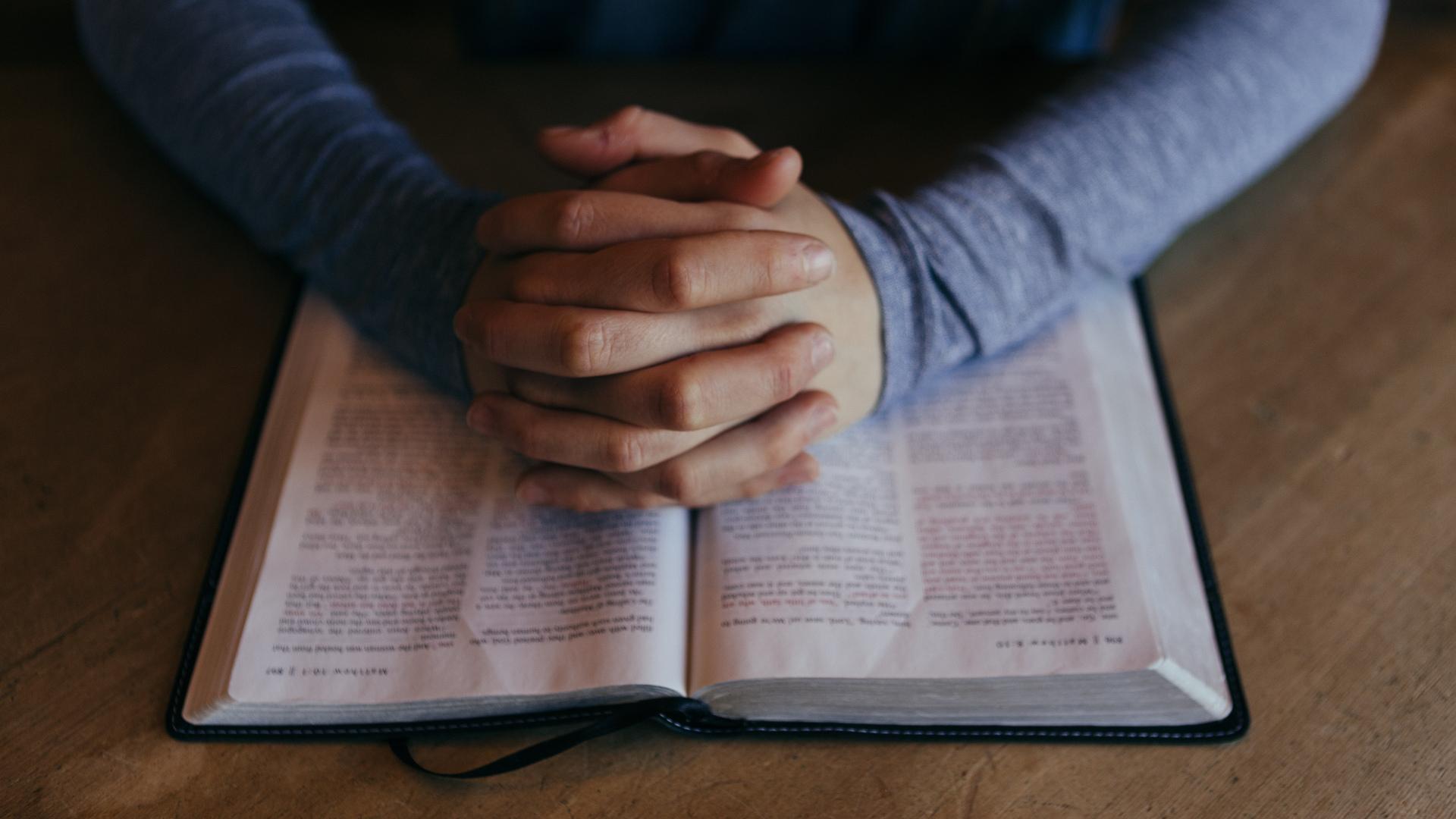¿Te aburres cuando oras? Prueba orar la Biblia